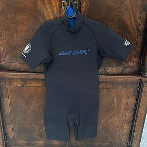 Men’s shortie wetsuit.